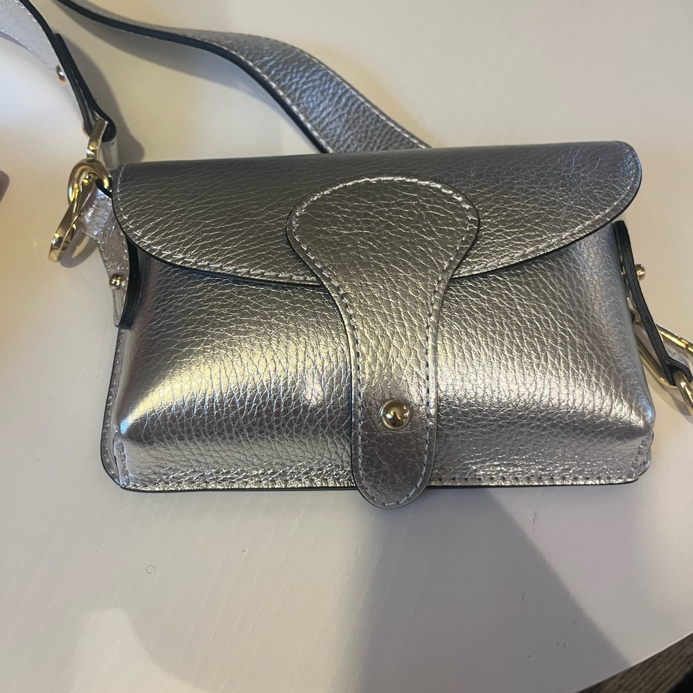 Silver cross body bag by Vera Pelle